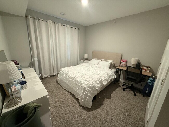 Foto del edificio - Prime Location Giant four-bed two-bath off Greenway in Longfellow!