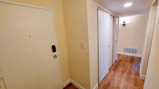 Foto del edificio - Quaint 3br/2bth ground-level condo in quai...