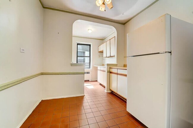 Building Photo - Bright 1 Bed 1 Bath Available