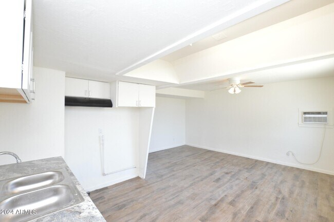 Foto del edificio - 7040 Grand Ave