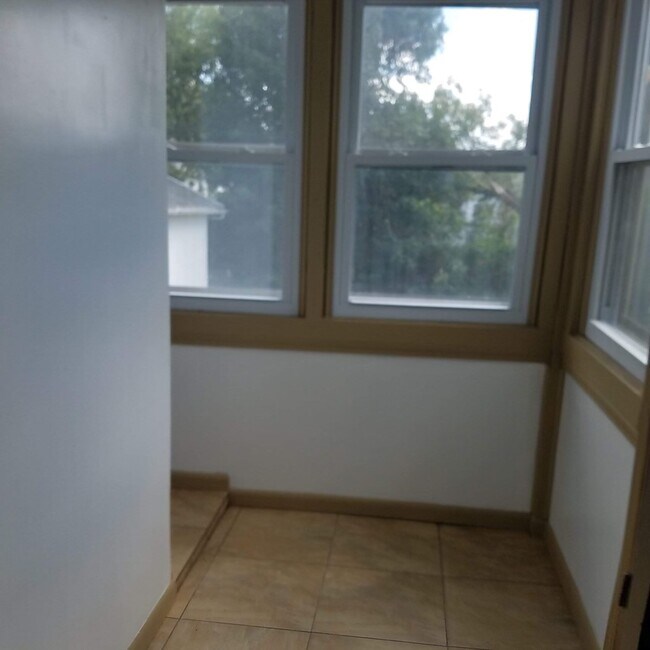 Building Photo - 3 Downs Ave