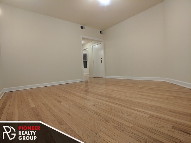 Building Photo - 533 W Aldine Ave