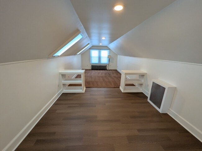 Building Photo - 1105 Queen St