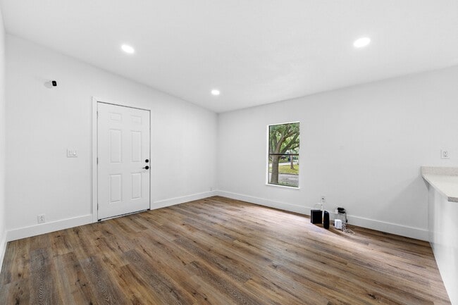 Foto del edificio - 6402 N Highland Ave