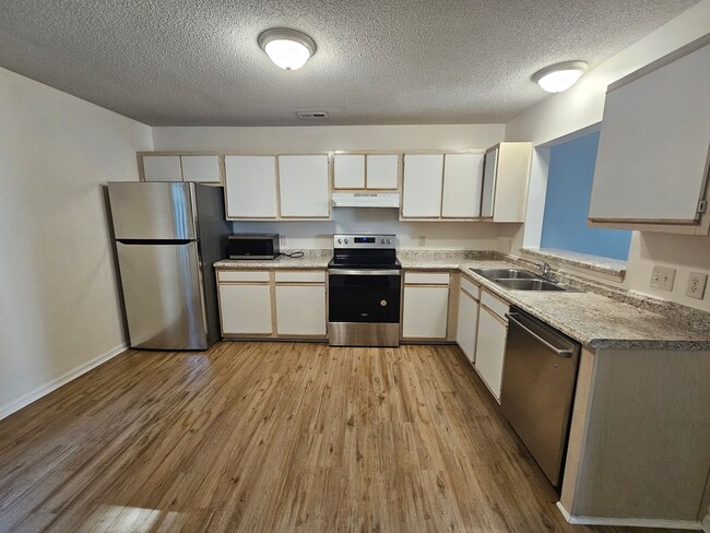 Foto del edificio - Well maintained Townhome w/ Large Yard