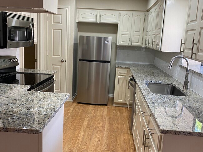 Foto del edificio - 10725 Lone Pine Ln