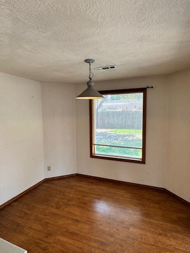 Building Photo - SINGLE LEVEL HOME, GARAGE/ FENCED YARD