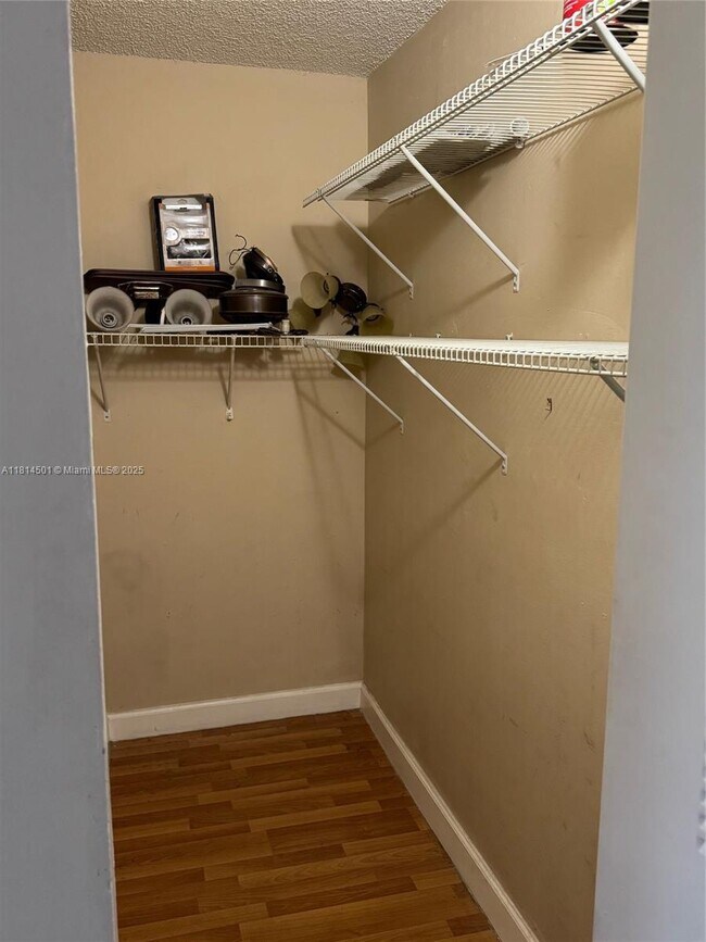 Foto del edificio - 6195 NW 186th St