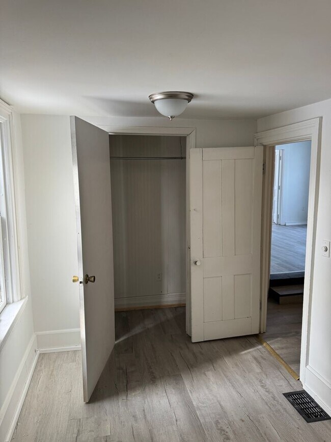 Foto del edificio - 2 bedroom 1 bath single family home. Freshly painted with new flooring .