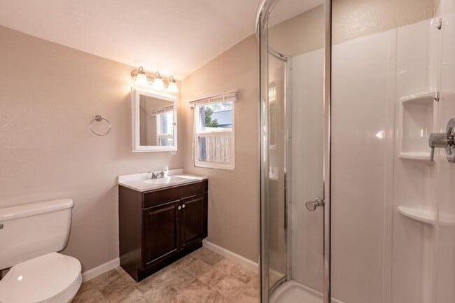 Building Photo - 2 Bed Home walking distance to College and...