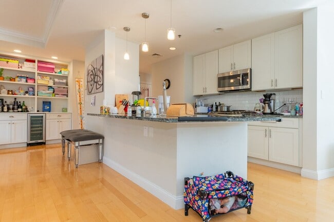 Building Photo - Charming 3 Bedroom-No Broker Fee