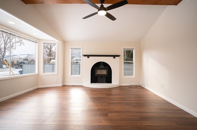 Building Photo - Huge Kitchen, 1000 sq ft Shop/Garage, Remo...