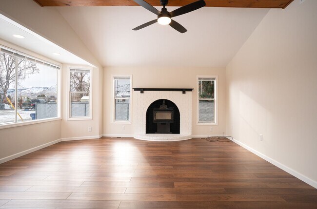 Foto del edificio - Huge Kitchen, 1000 sq ft Shop/Garage, Remodeled 3 bedroom