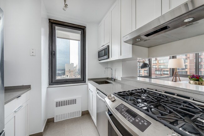 Building Photo - 124 W 60th St