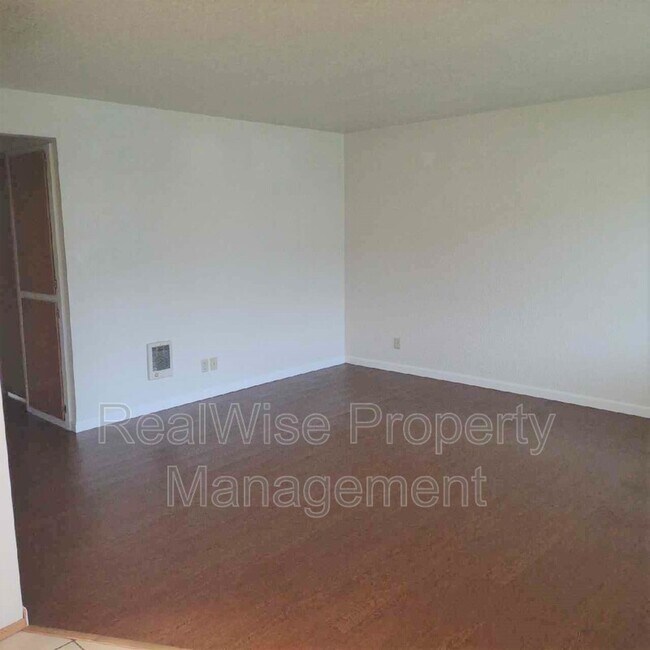 415 W First Ave, Sutherlin, OR 97479 Condo for Rent in Sutherlin, OR