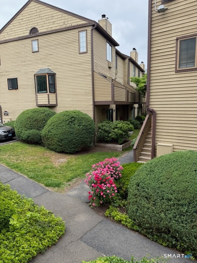Building Photo - 8 Oakwood Ave