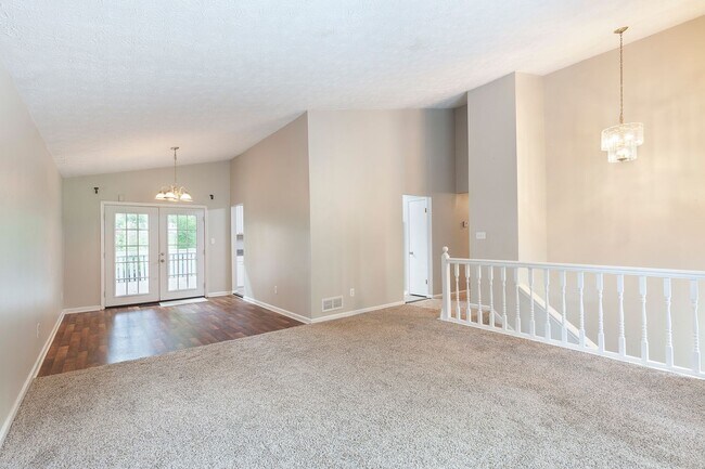 Foto del edificio - Spacious 3/2.5 Split Level w/ Large Bonus ...