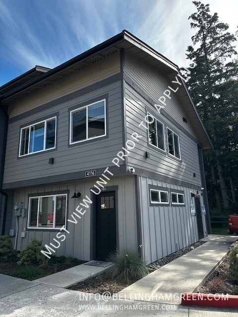 Building Photo - Top Floor Studio Apartment - Lots of Light...