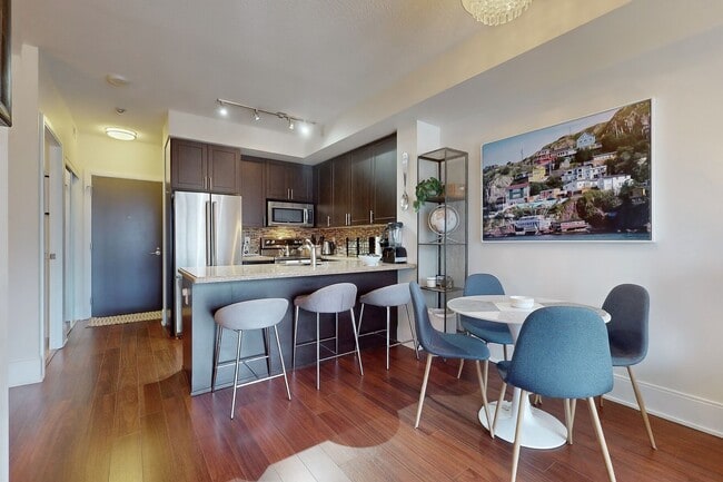 Photo du bâtiment - 560 Front St W