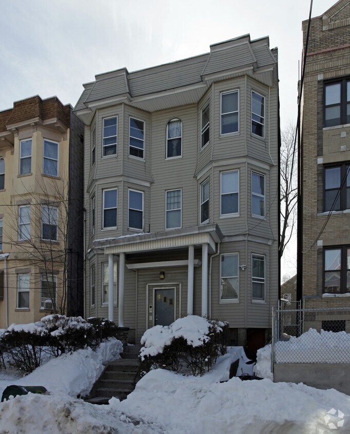 Primary Photo - 69 Bostwick Ave