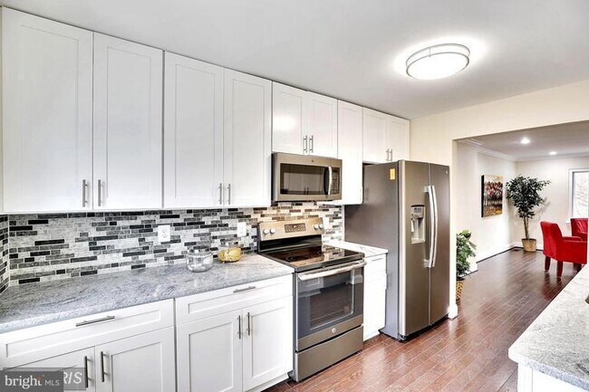 Foto del edificio - 2050 Forest Hill Ln