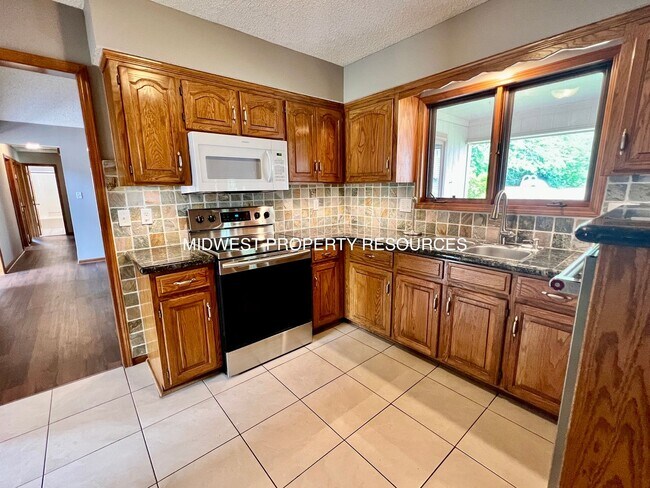 Building Photo - Stunning Large Ranch Home