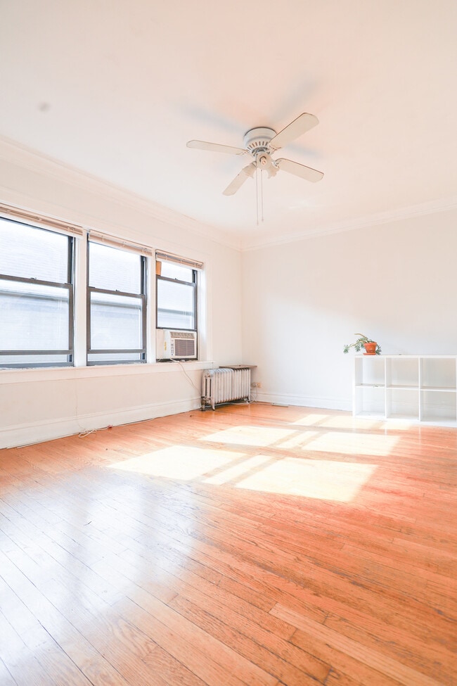 Foto del edificio - 2948 N Seeley Ave