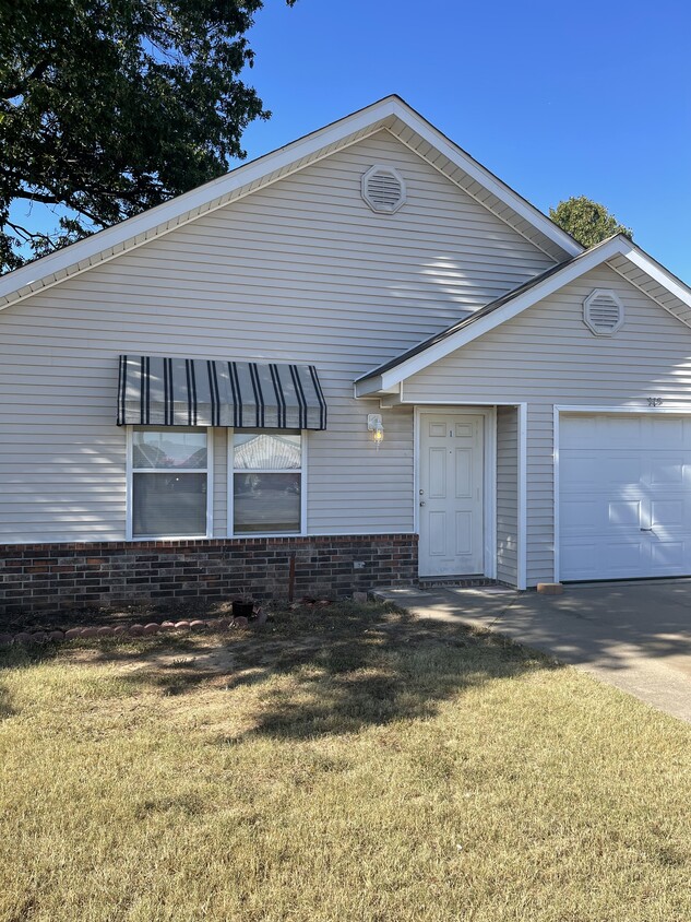 Building Photo - Duplex