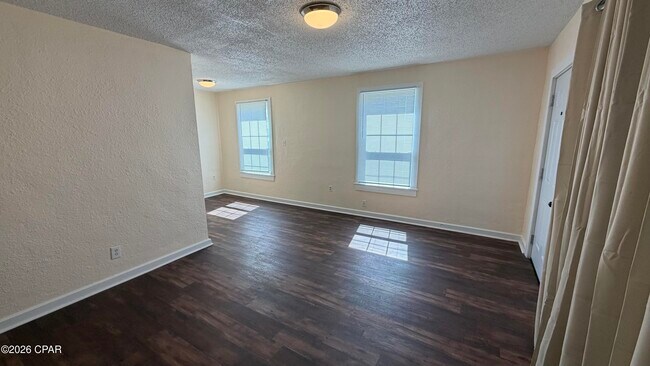 Foto del edificio - 300 N James Ave