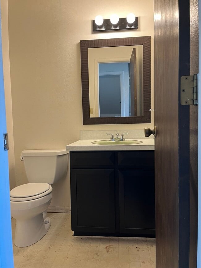Main floor powder room - 1051 Chambers Ct