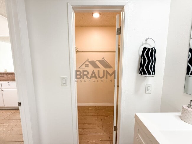 Foto del edificio - 6612 Sylmar Ave