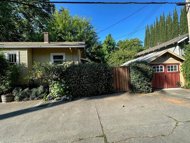 Building Photo - 2 Bedroom New Era Park Home with Garden an...