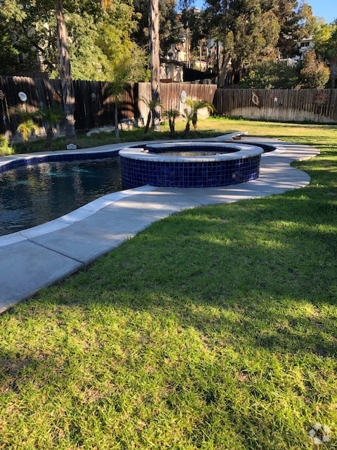 Sallt water pool/grass area - 7837 Quince St