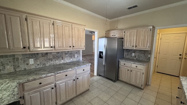 Building Photo - 607 Mustang St