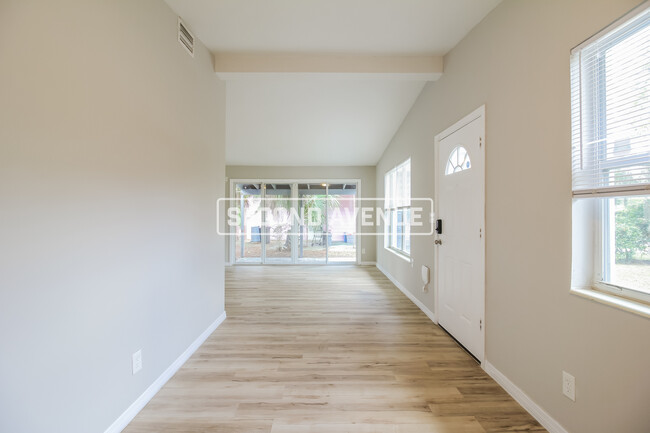 Foto del edificio - 9104 Castle Blvd