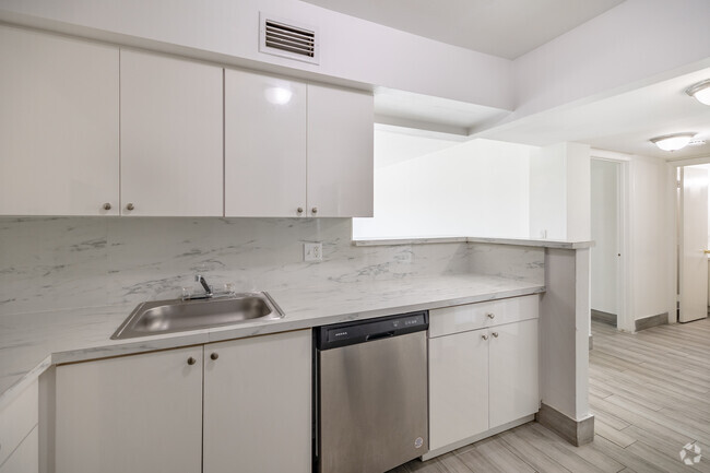 1BR, 1BA - 850SF - Kitchen - Luna At Hollywood