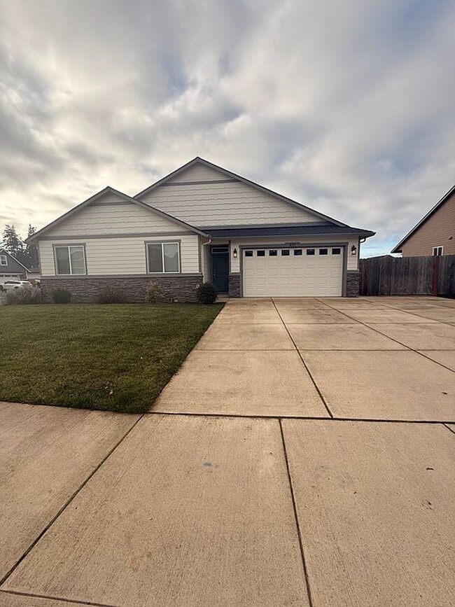 Building Photo - 321 NE Alder Wy