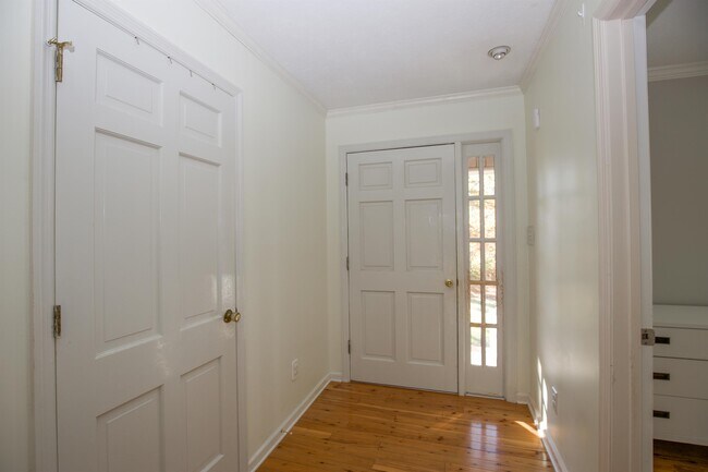 Building Photo - 209 Selkirk Trail