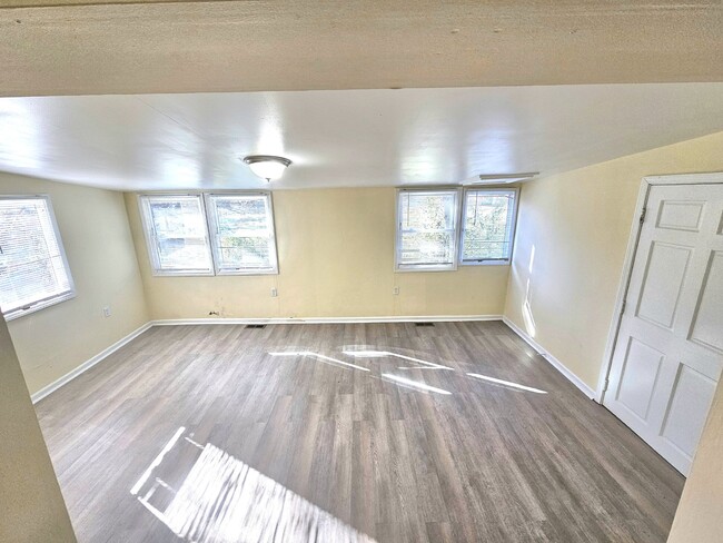 Building Photo - Charming 2-Bedroom Gem on Heydt Avenue wit...