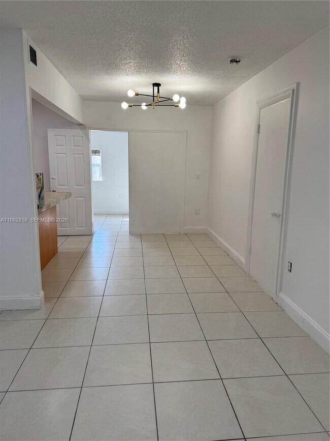Foto del edificio - 19220 NW 51st Ave