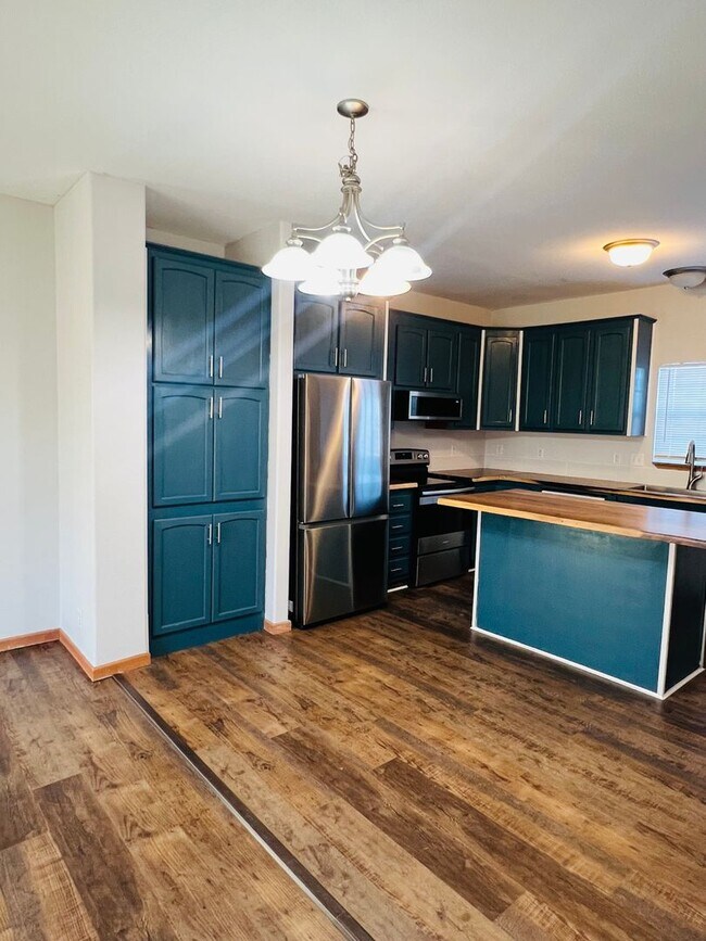 Foto del edificio - Charming Townhome, Prime Location, Cozy Living