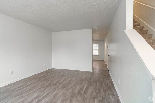 B - 2BR, 2BA - 160 m2 - Sala de estar y escaleras - Greens of Concord Apartments