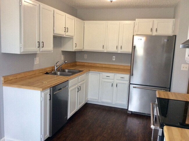Foto del edificio - 2 bedroom, 2.5 bath Condo available in August