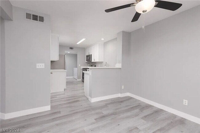 Foto del edificio - Charming 2BR Townhome in Las Vegas