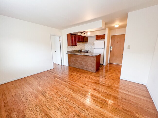 Building Photo - 6106 N Kenmore Ave