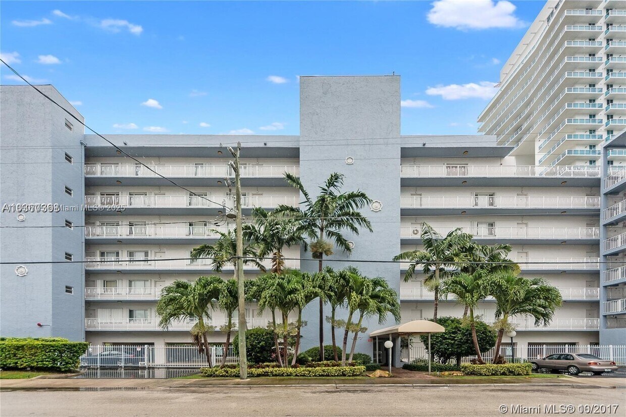 Foto principal - 677 NE 24th St