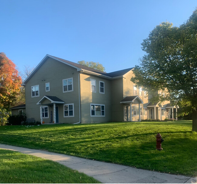 Townhome Style Apts - 580 W Caine St