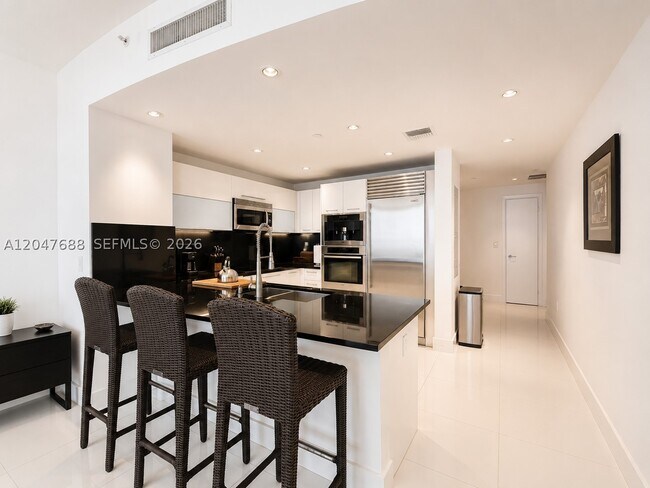 Building Photo - 17121 Collins Ave