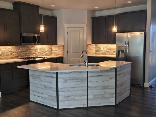 Building Photo - Beautiful Home with Comfort and Convenienc...