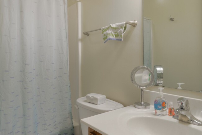 Building Photo - Hillcrest - 612/614